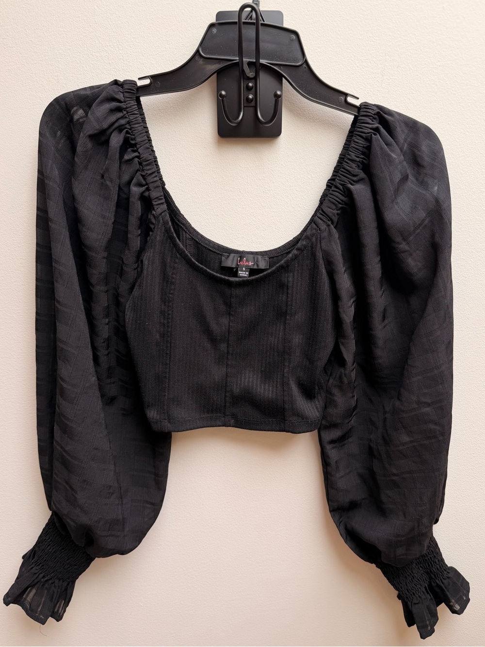 Lulu's Black Puff-Sleeve Cropped Top